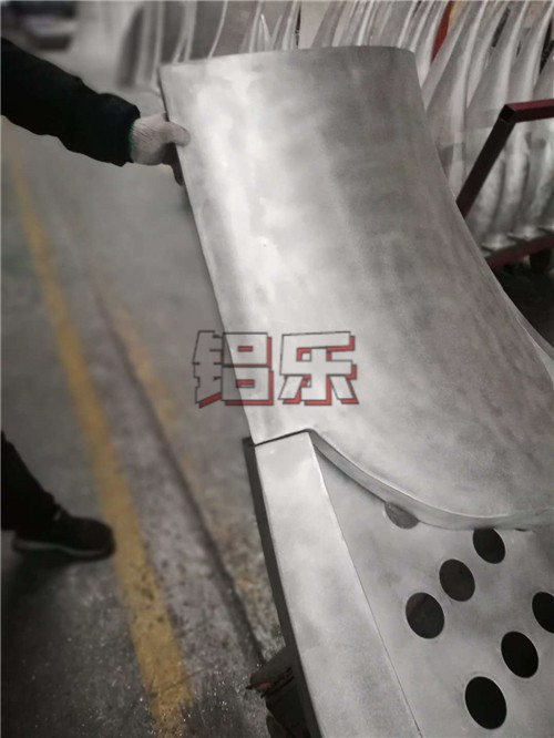铝乐包柱铝单板公司让您快速的定制到质量好的包柱铝单板